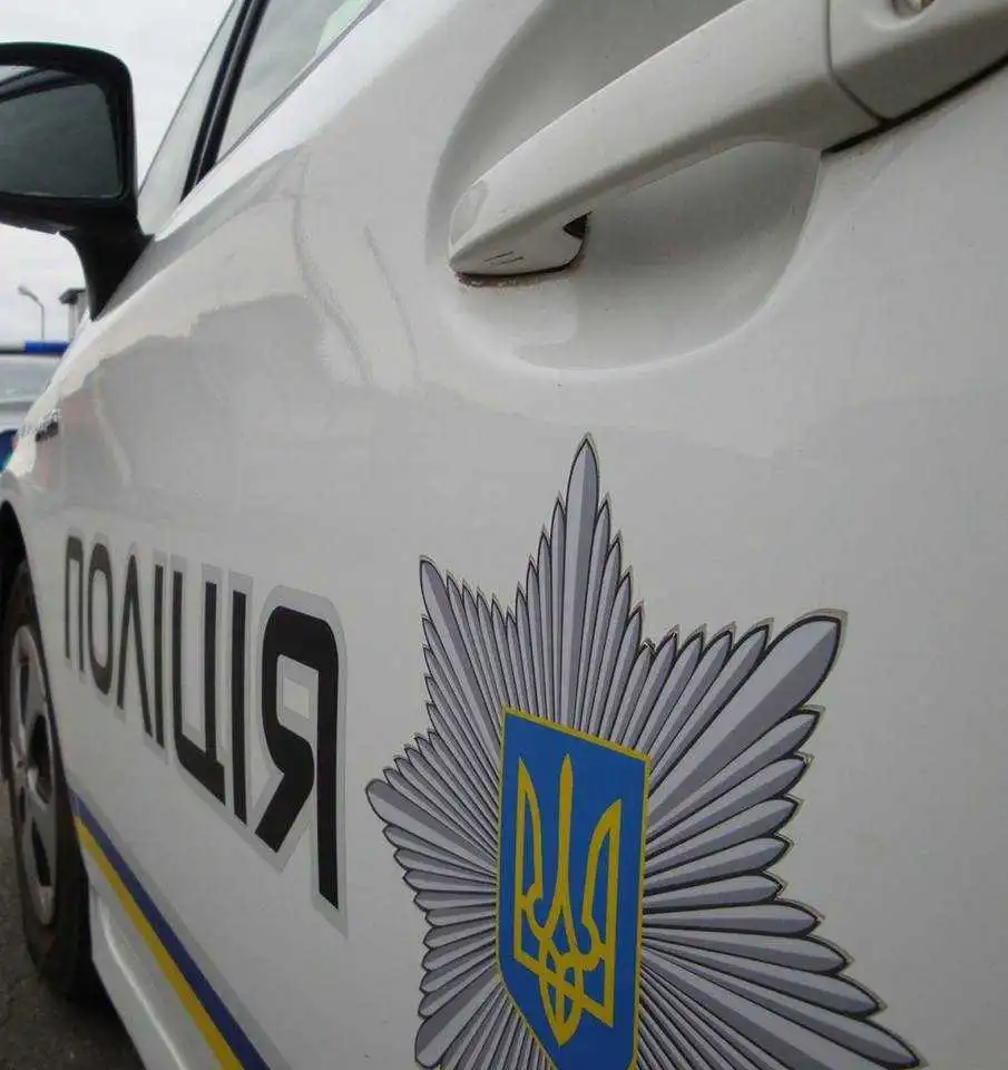 Патрульні Кропивницького затримали чоловіка, який травмував перехожого «розочкою» (ФОТО)