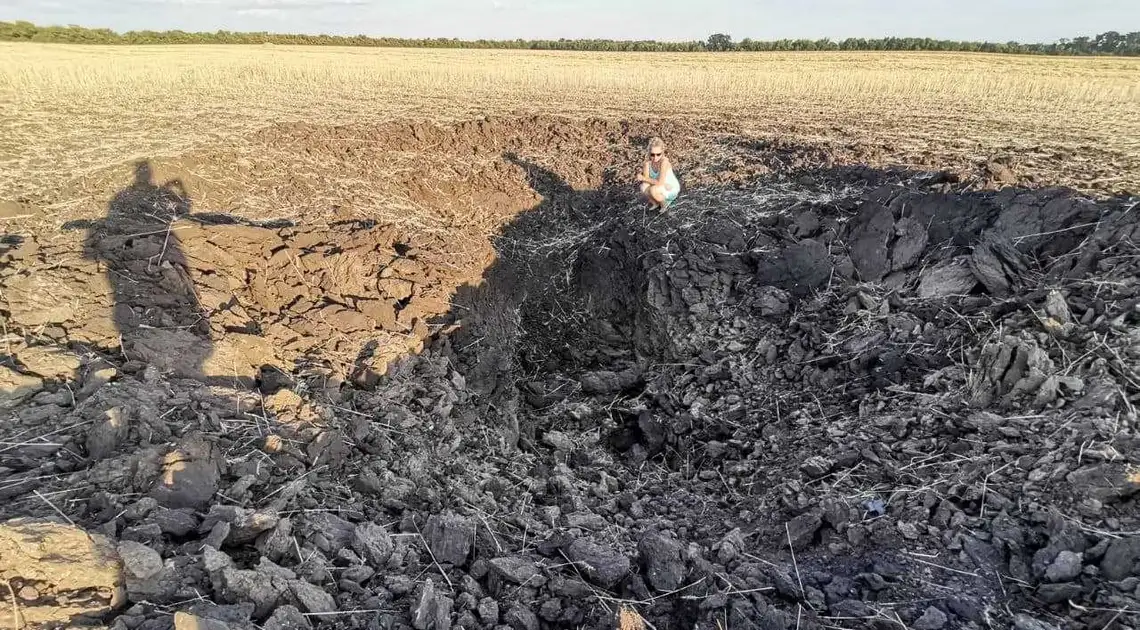 У селі Кропивницького району російська ракета утворила в полі триметрову воронку (ФОТО, ВІДЕО) фото 1