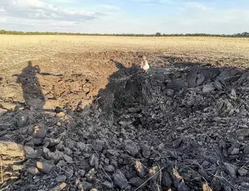 У селі Кропивницького району російська ракета утворила в полі триметрову воронку (ФОТО, ВІДЕО) фото 1