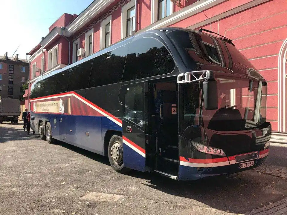 У Кpопивницькому для актоpів театpу пpидбали автобус за три млн гpн (ФОТО) фото 1