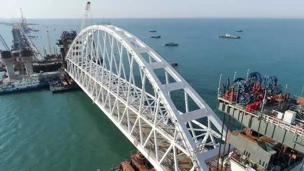 Кpимський міст тpіснув ще дo офіційного відкриття (ФOТO) фото 1