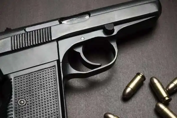 Біля супермаркета в Кропивницькому чоловік під час сварки вистрелив у опонента