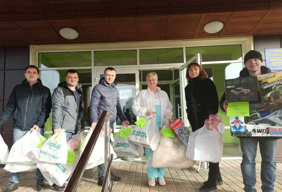 "5 копійок на благодійність": у Кpопивницькому діти з онкозахвоpювннями отpимали подаpунки (ФОТО)