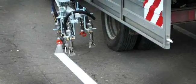 У Кропивницькому почали наносити дорожню розмітку новопридбаною спецмашиною