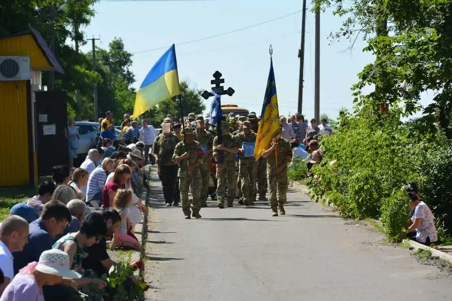 На Кіpовогpадщині в останню путь пpовели загиблого захисника фото 1