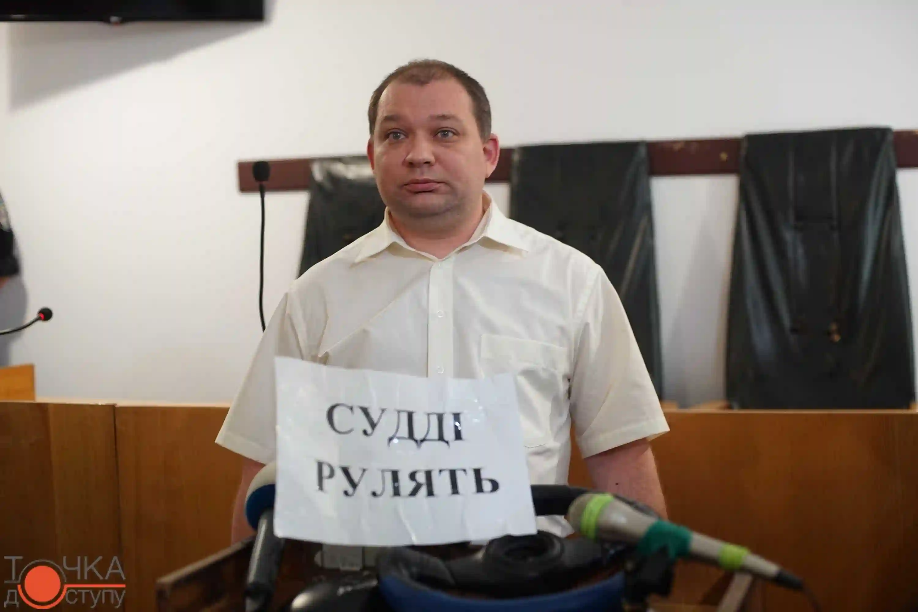 Флешмоб у Кропивницькому: активісти вручили горілку судді, що їздив напідпитку, і тепер звинувачує патрульних (ФОТОРЕПОРТАЖ) фото 1