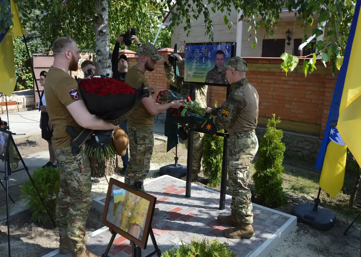 На честь Героя України Дмитра Шилова у Кропивницькому відкрили меморіальну дошку