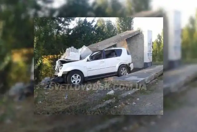 ДТП на Кіровоградщині:  позашляховика привалило стіною (ФОТО) фото 1