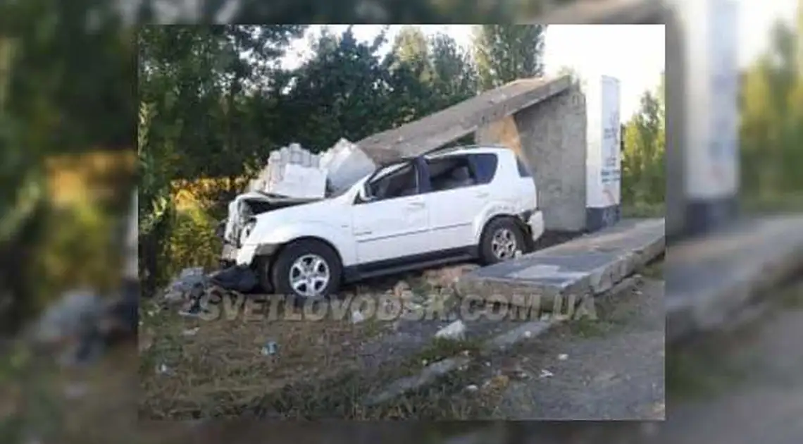 ДТП на Кіровоградщині:  позашляховика привалило стіною (ФОТО) фото 1