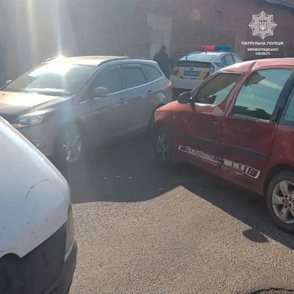 На перехресті у центрі Кропивницького зіткнулися три автівки (ФОТО)