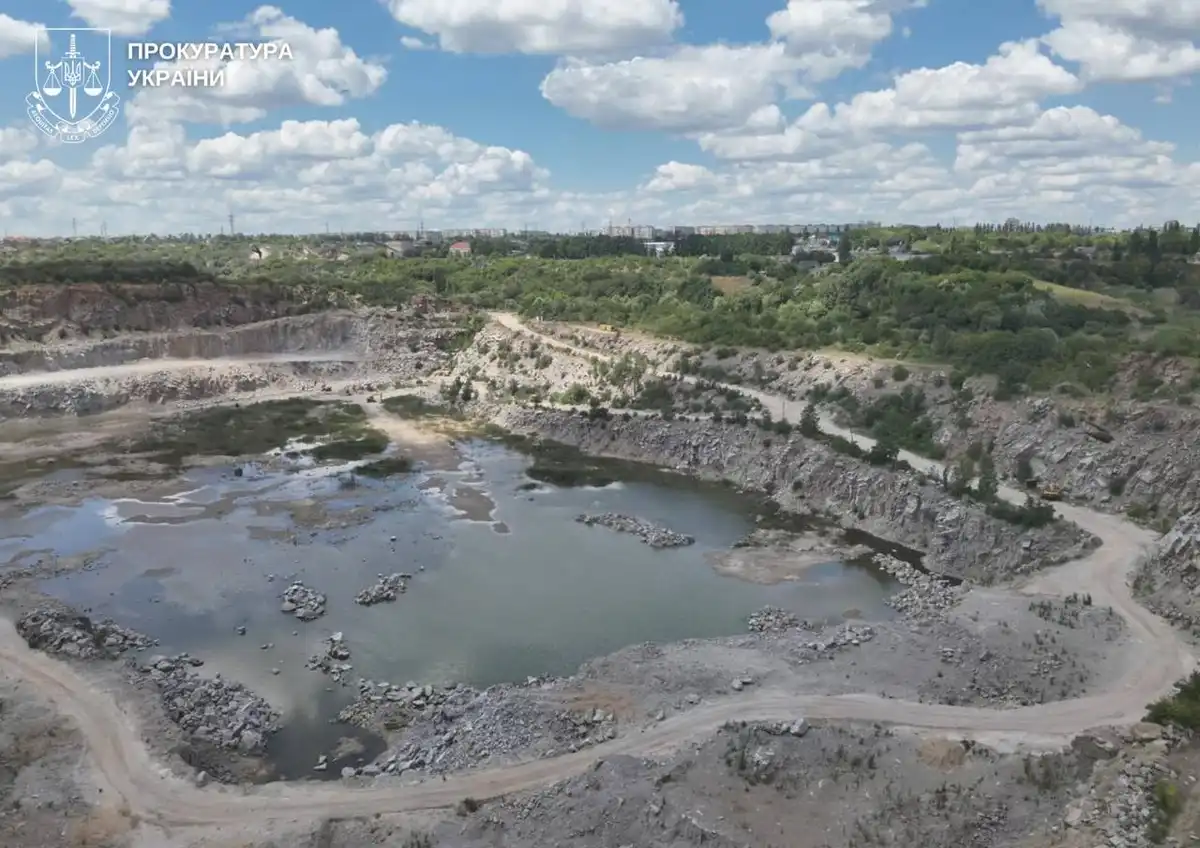 Аерознімок гранітного кар'єру у Кропивницькому