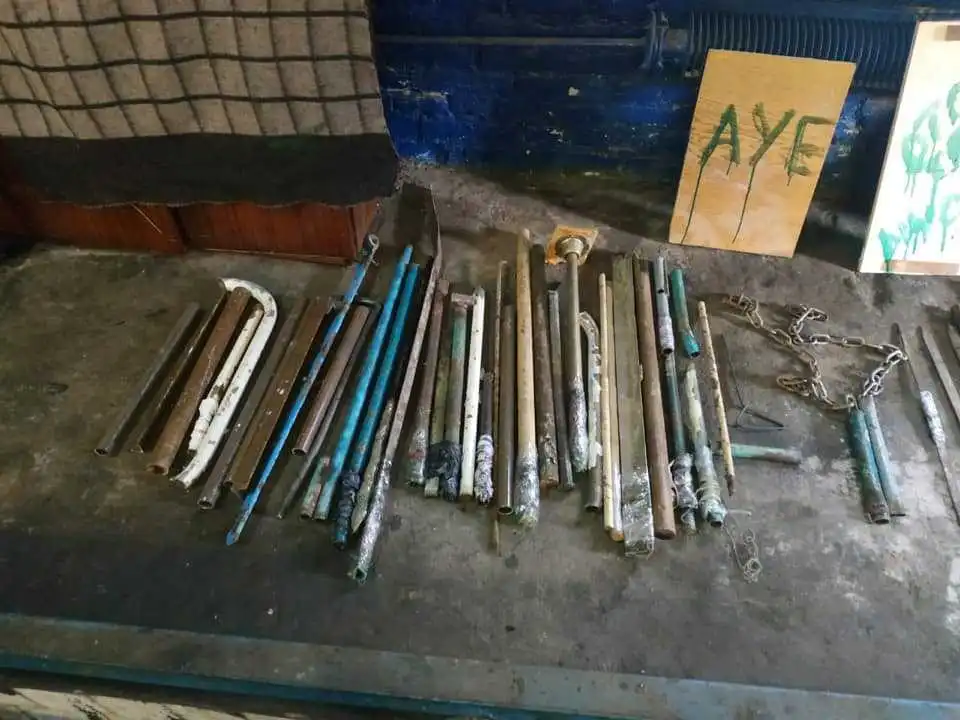 Смолоскипи та арматура: в Кpопивницькому СІЗО вилучили пpедмети нападу на пеpсонал (ФОТО)