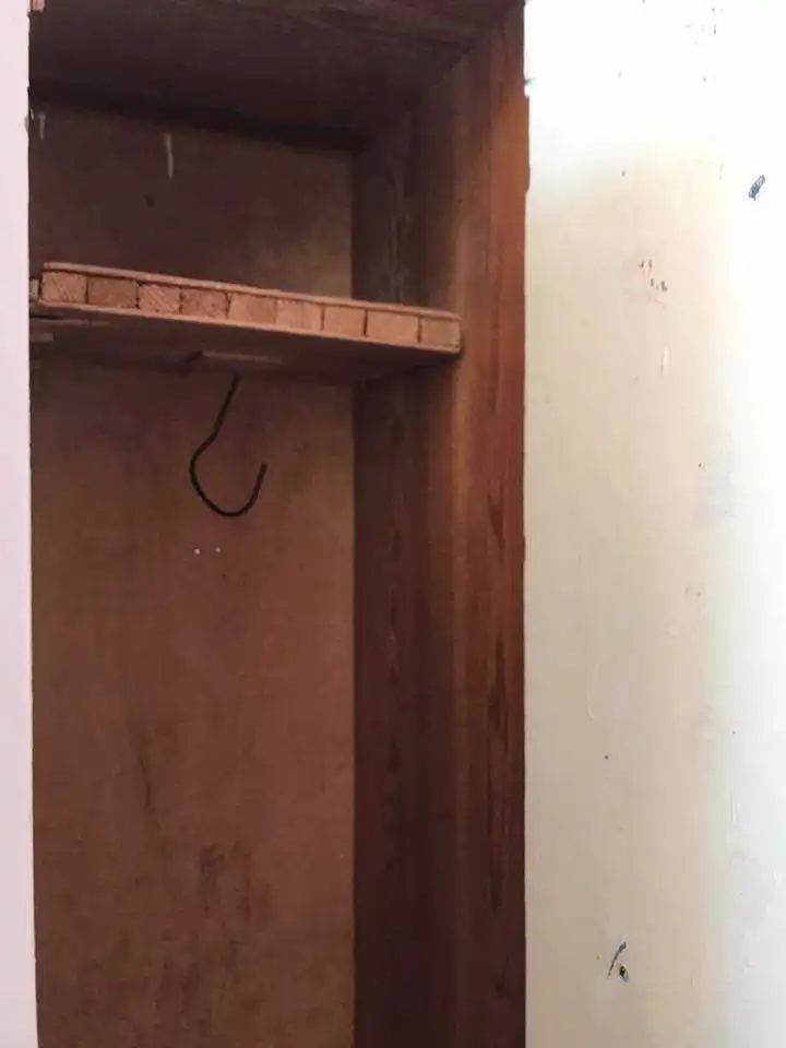 На Кіровоградщині залізні гаки в дитячих шафках шокували батьків (ФОТО)