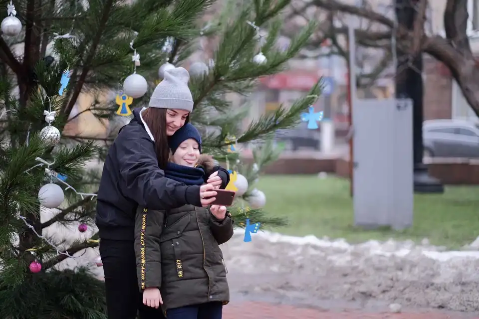 У Кропивницькому встановили 12 ялинок на честь нескорених міст, ЗСУ та волонтерів (ФОТО)