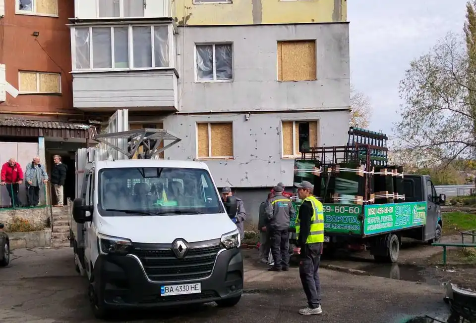 У Кропивницькому вставляють вибиті вікна у пошкоджених обстрілом будинках
