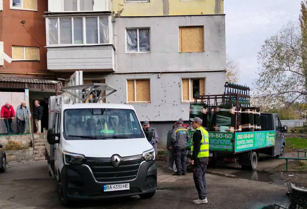 У Кропивницькому вставляють вибиті вікна у пошкоджених обстрілом будинках