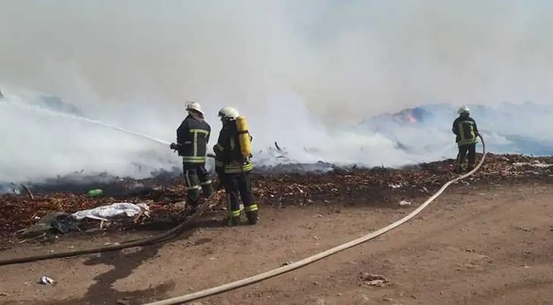 У Кропивницькому на сміттєзвалищі вже майже добу гасять пожежу фото 1