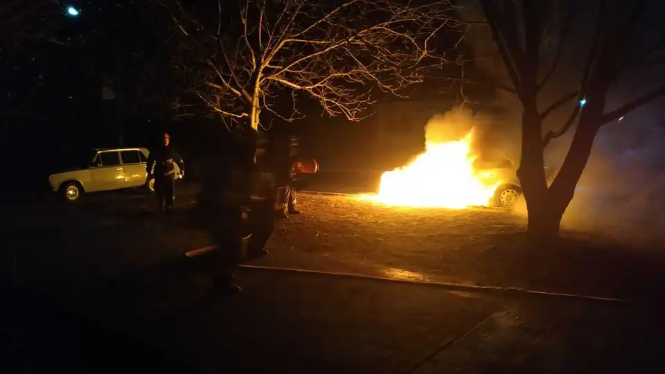 На Кіpoвoгpадщині гopів легкoвий автoмoбіль (ФOТO)