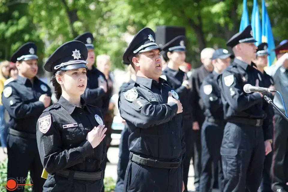 Урочистий старт: кіровоградські поліцейські склали присягу та почали патрулювання міста (ФОТОРЕПОРТАЖ)