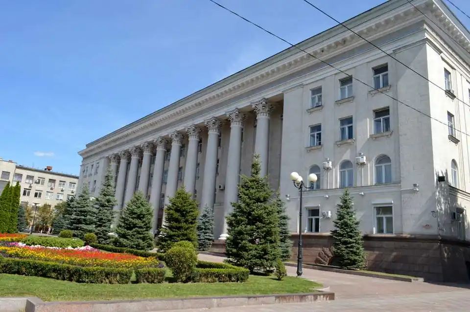 Під час сесії в Кропивницькому молодик з "Правого сектору" напав на депутата