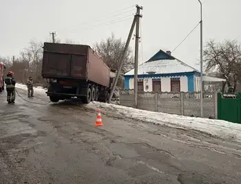 На Кіровоградщині вантажівка ледь не в’їхала в електроопору та житловий будинок (ФОТО) фото 1