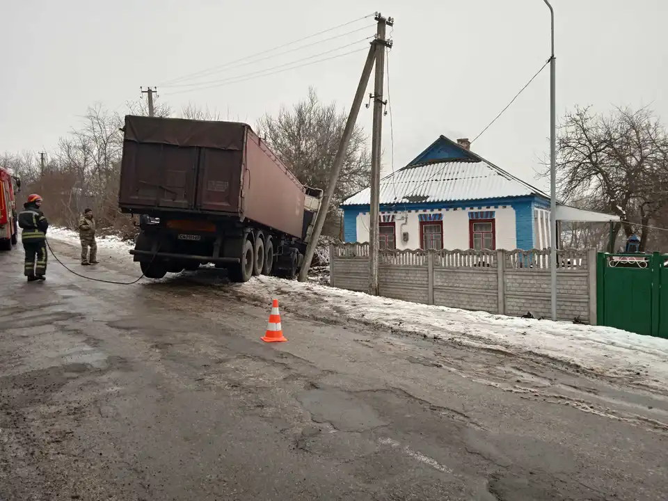 На Кіровоградщині вантажівка ледь не в’їхала в електроопору та житловий будинок (ФОТО)
