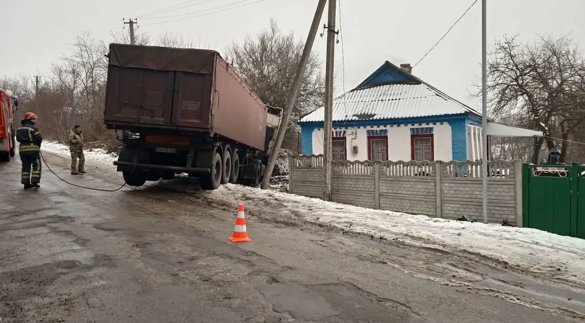 На Кіровоградщині вантажівка ледь не в’їхала в електроопору та житловий будинок (ФОТО) фото 1