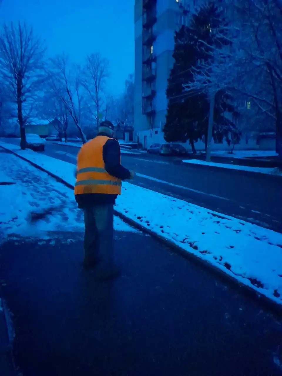 Перший сніг: як у Кропивницькому комунальники боролися з наслідками негоди (ФОТО) фото 1