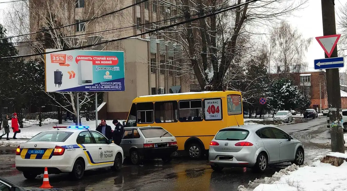 У центрі Кропивницького зіткнулися маршрутка та легковик (ФОТО) фото 1