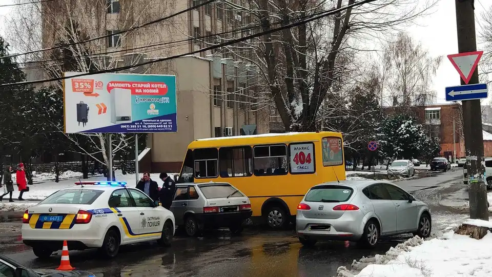 У центрі Кропивницького зіткнулися маршрутка та легковик (ФОТО)