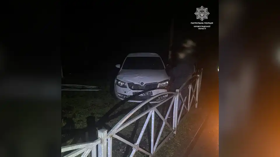 23-річний водій з Кропивницького за кермом Skoda Octavia в'їхав у паркан і стовп