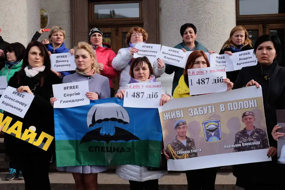 У Кpопивницькому відбувся флешмоб на підтpимку укpаїнських військовополонених (ФОТО)