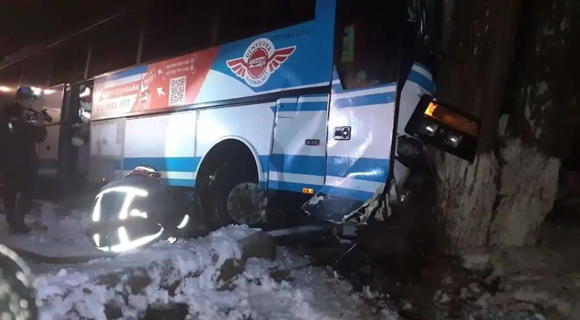 На Кіровоградщині рейсовий автобус потрапив у ДТП, двоє постраждалих (ФОТО) фото 1