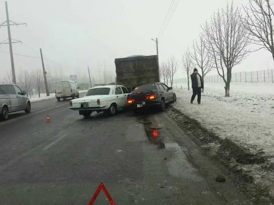 У Кропивницькому припаркована вантажівка «піймала» одразу чотири легковика, пасажирку одного госпіталізовано (ФОТО)