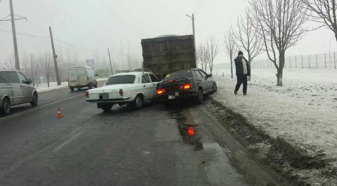 У Кропивницькому припаркована вантажівка «піймала» одразу чотири легковика, пасажирку одного госпіталізовано (ФОТО) фото 1