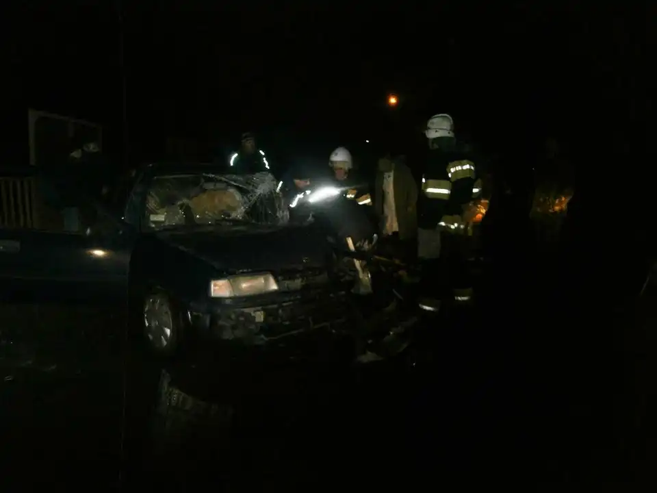 Після ДТП на Кіровоградщині водія легковика довелося вирізати за допомогою гідравлічних ножиць (ФОТО)