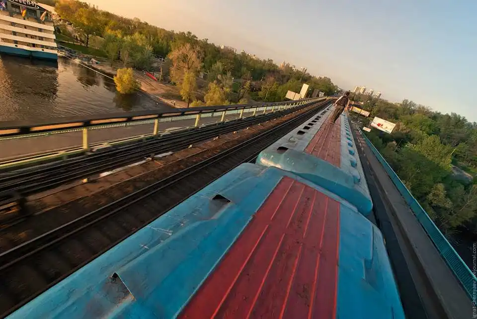 На Кіровоградщині від удару струмом на даху потяга загинув підліток