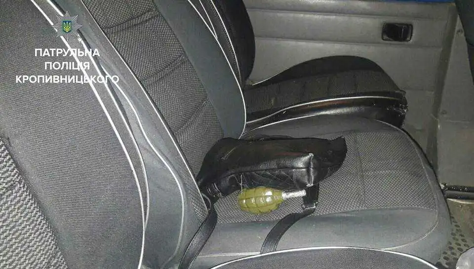 У центрі Кропивницького чоловік погрожував підірвати гранату (ФОТО)