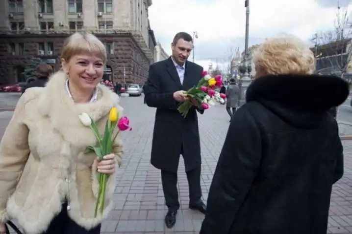 Як відомі чоловіки жінок з 8 березня вітали (ФОТО)