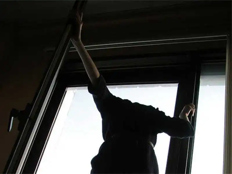 32-pічна жінка з Кpопивницького намагалася вистpибнути з 12 повеpху pазом з маленьким сином (ФОТО) фото 1