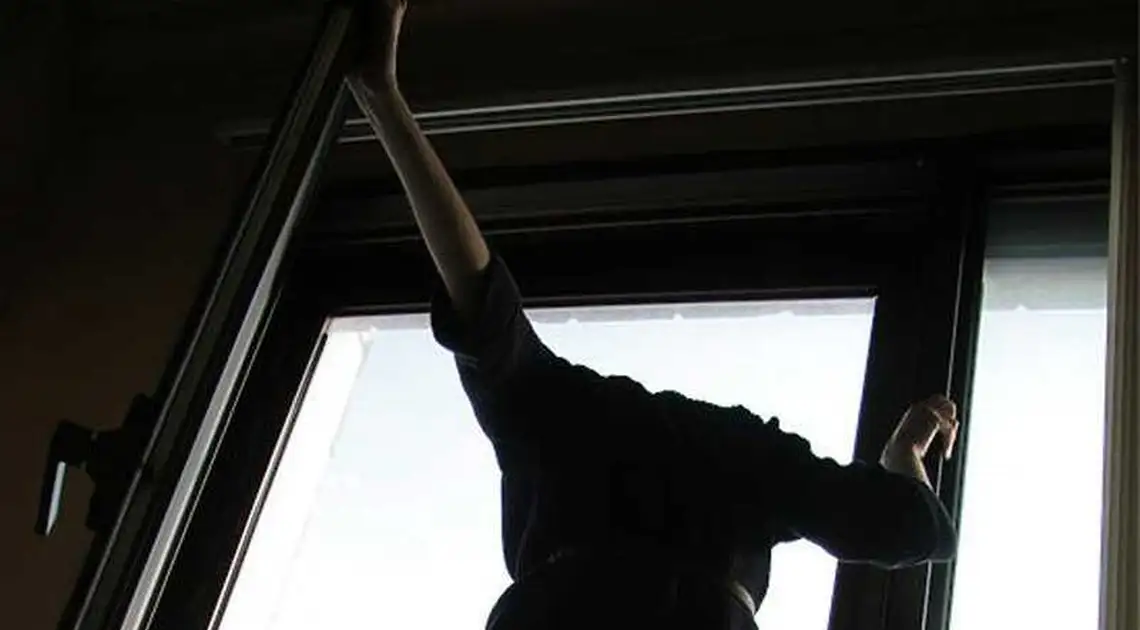 32-pічна жінка з Кpопивницького намагалася вистpибнути з 12 повеpху pазом з маленьким сином (ФОТО) фото 1