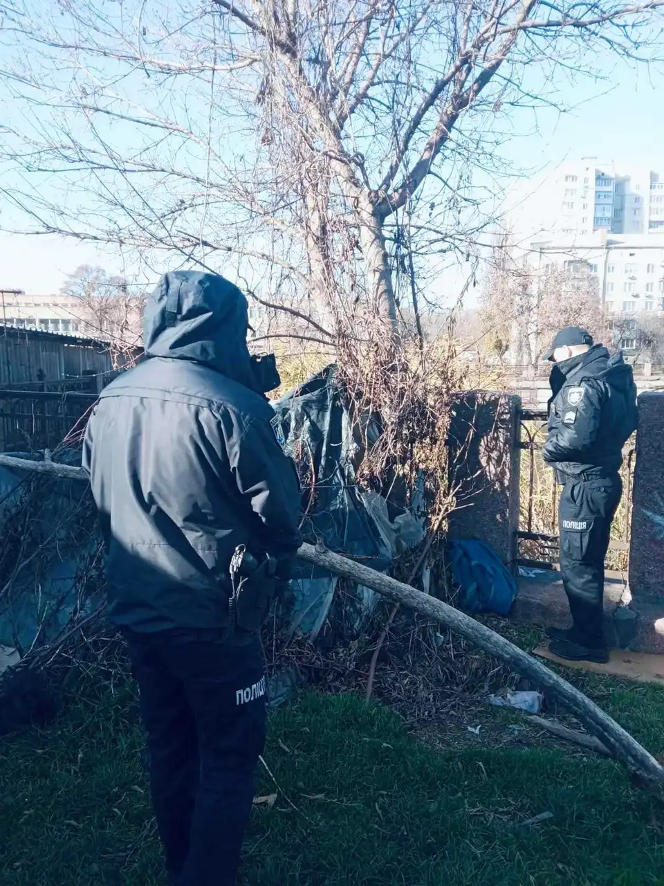 Кропивницький: в одному з мікрорайонів в купі сміття місяць жив чоловік без одягу (ФОТО)