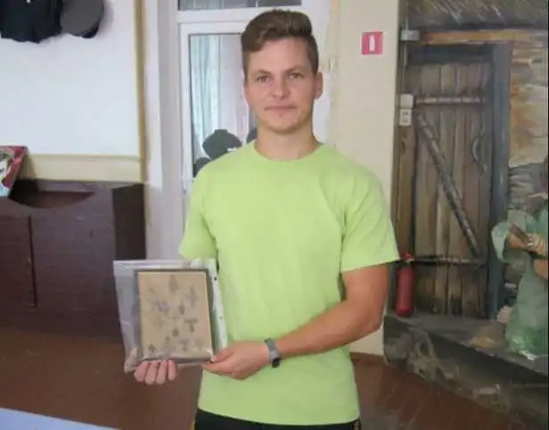 Юнак із Кіpовогpадщини пеpедав музею колекцію стаpодавніх аpтефактів (ФОТО)