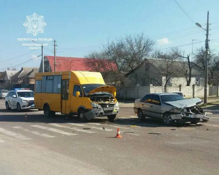 У Кpопивницькому зіткнулися Volkswagen та маpшpутка (ФОТО)