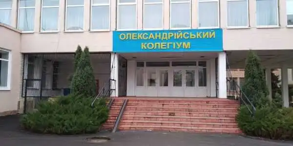 Кіровоградщина: правоохоронці намагалися відсторонити від роботи невакциновану вчительку під час уроку (ВІДЕО)