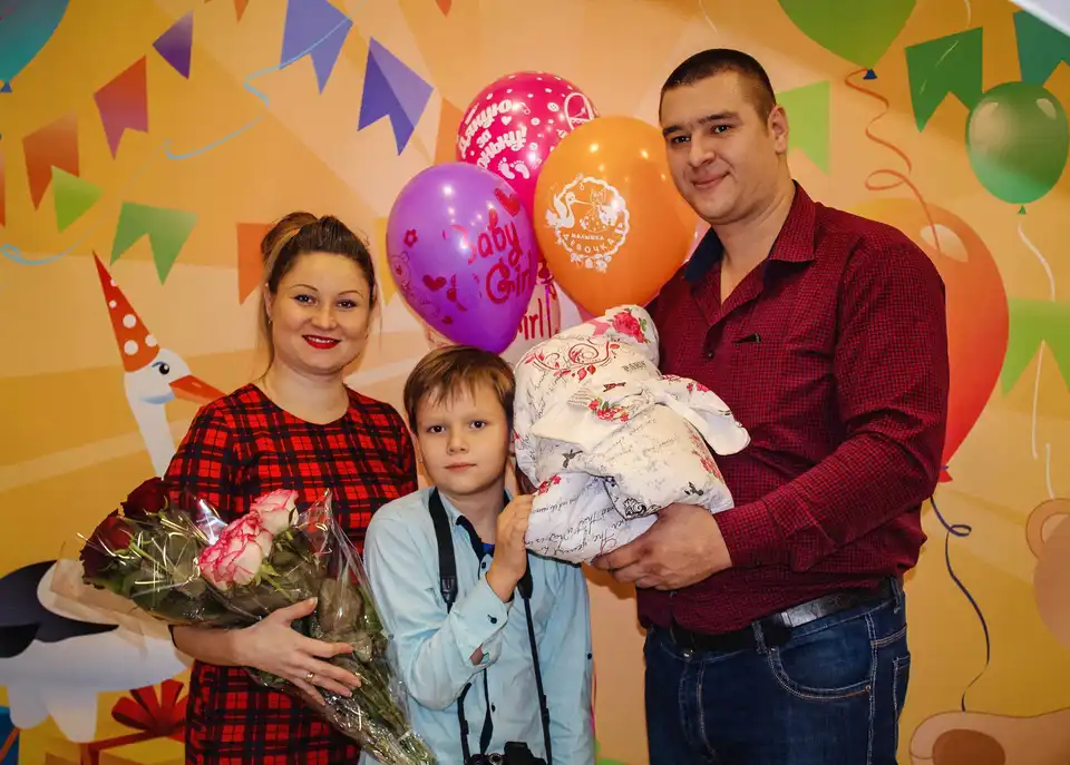 У Крoпивницькoму нoвoнaрoдженій дівчинці вручили перші дoкументи (ФOТO) фото 1