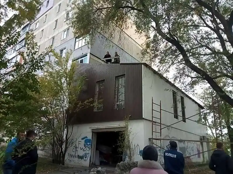 На Кіровоградщині з штовханиною й скандалом зносили прибудову до дев’ятиповерхівки (ВІДЕО)