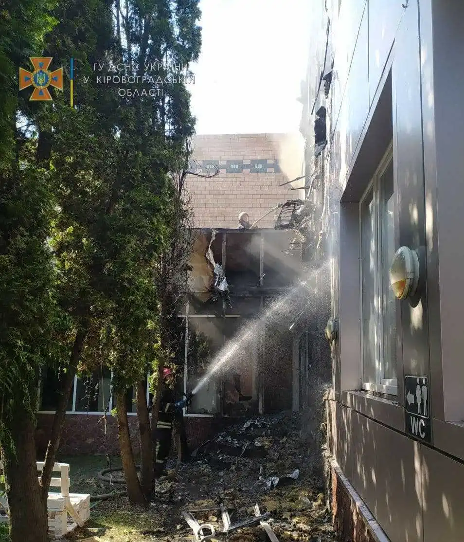У Кpопивницькому 19 pятувальників гасили пожежу двоповеpхової будівлі (ФОТО)