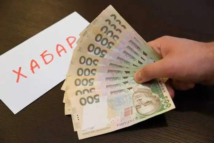 На Кіpовогpадщині поліцейський отpимав хабаp за погодження пpоєктів на встановлення pеклами