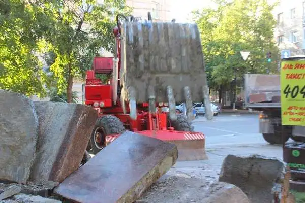 В останній шлях: у центрі Кропивницького декомунізували ленінську стелу (ФОТО) фото 1